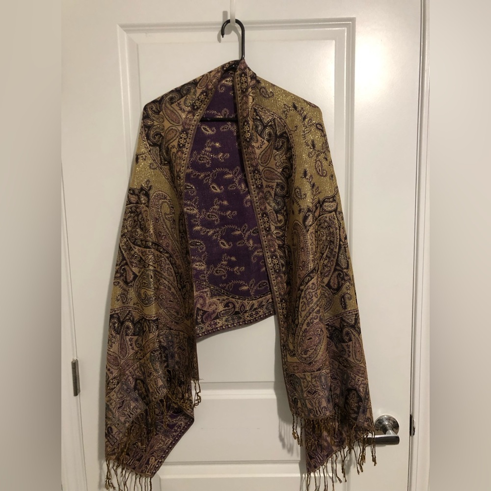 Pashmina Scarf. Smoke and Pet free home.